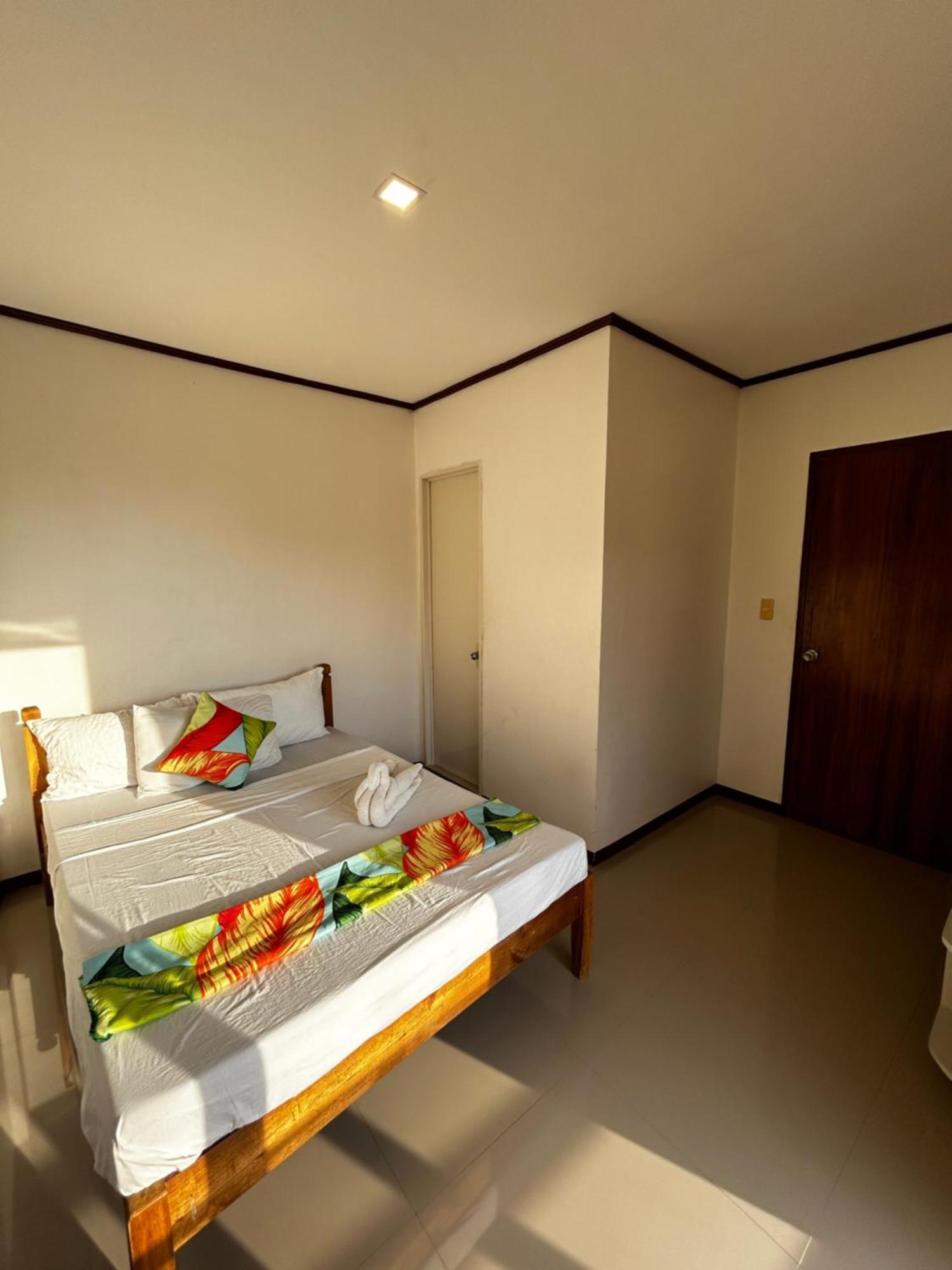 Brenmariel Tourist Inn 爱妮岛 外观 照片